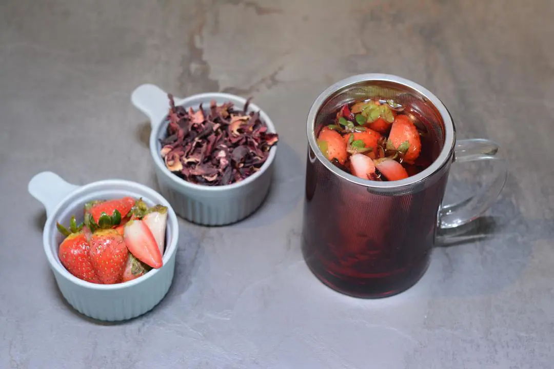چای ترش و توت فرنگی